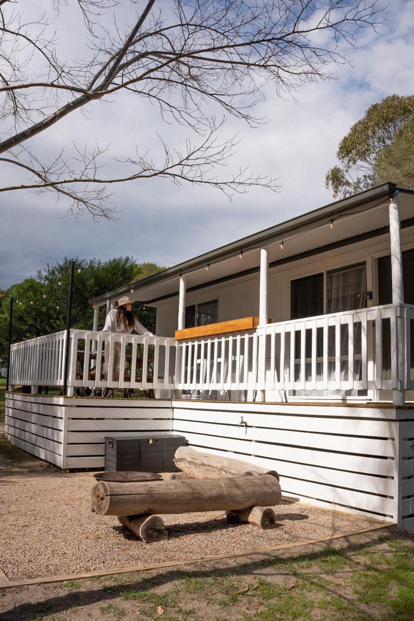 Eight Acres Lakes Entrance Exterior photo