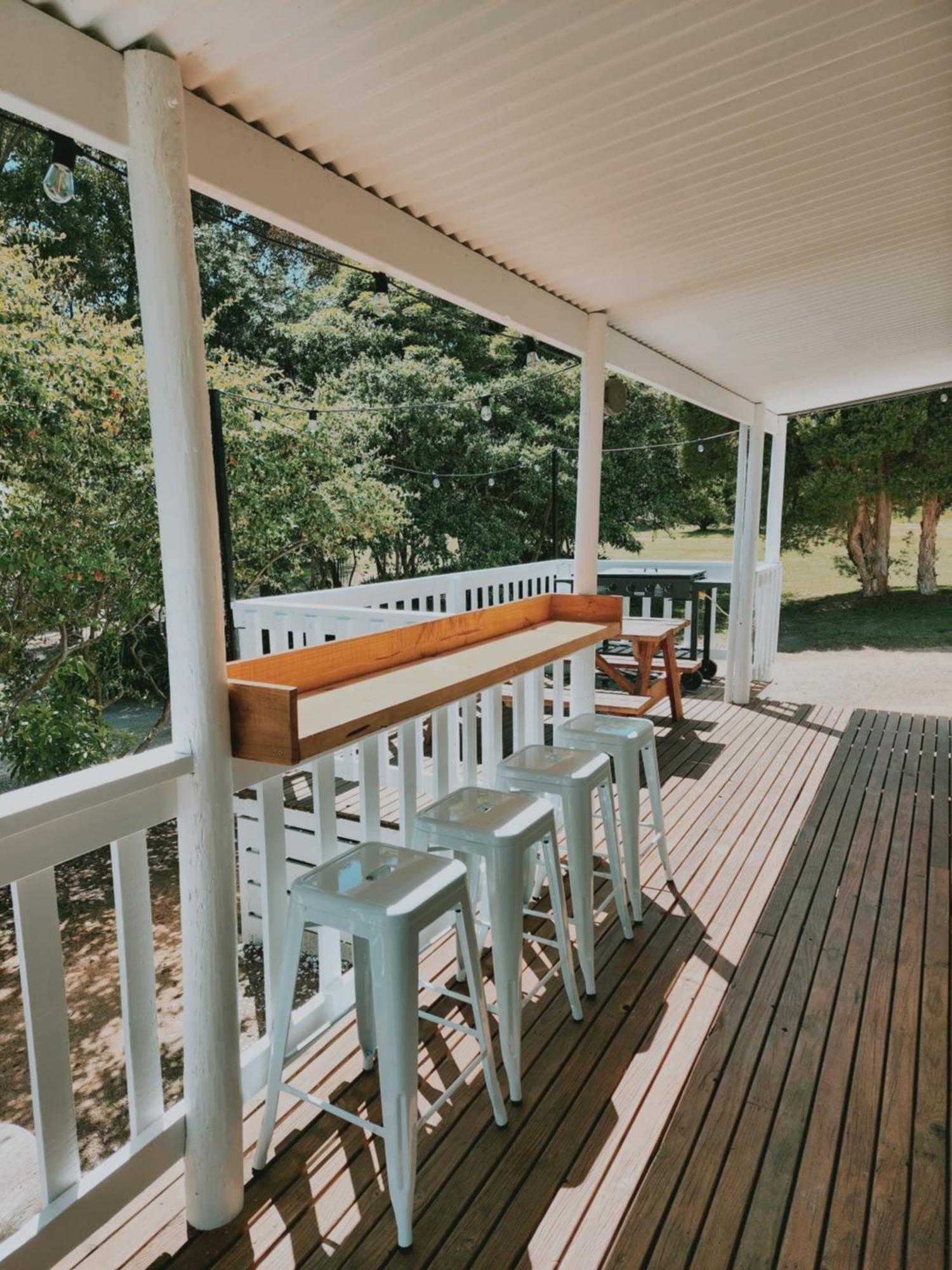 Eight Acres Lakes Entrance Room photo