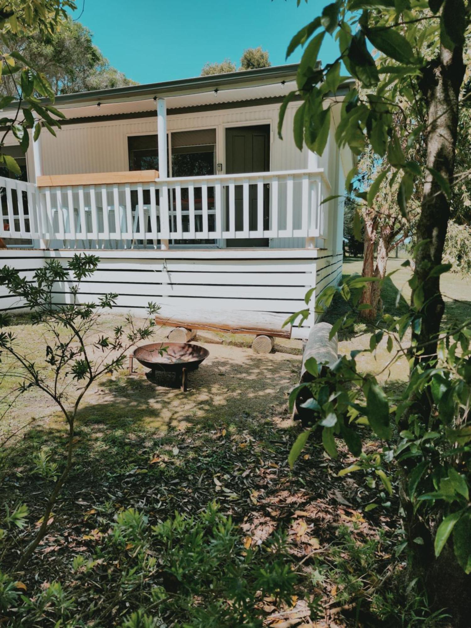 Eight Acres Lakes Entrance Exterior photo