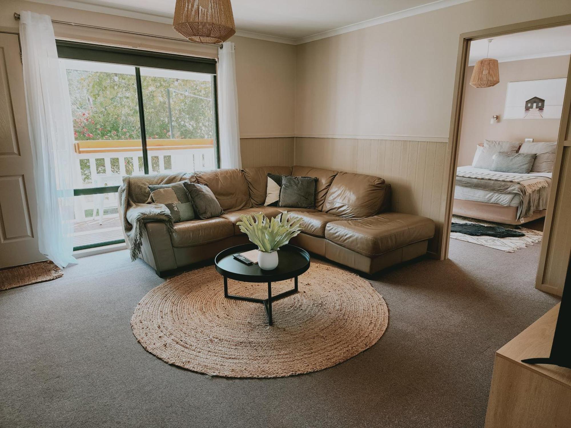 Eight Acres Lakes Entrance Room photo
